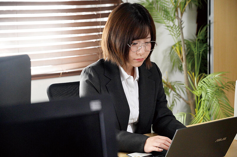 「先生、アヘ顔が治りません…」すけべスイッチが入るとアヘ顔になってしまうむっつり地味OLに脳もマ○コもバグらせる絶頂ショック療法 沙月恵奈のサンプル画像（1）